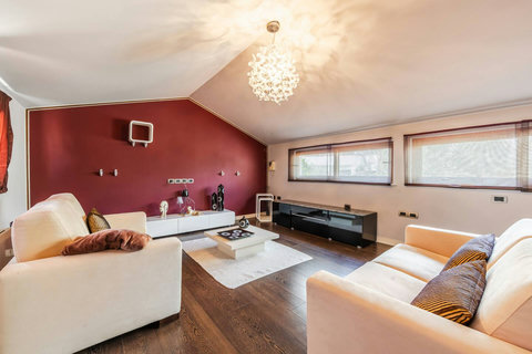 Living room 2 (located on the second floor)