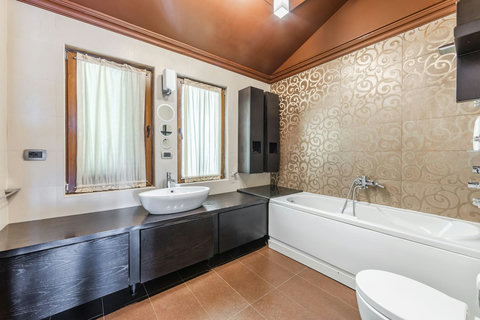 Bathroom 2 (located on the first floor)