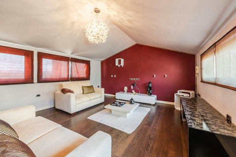 Living room 2 (located on the second floor)