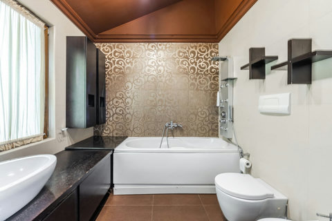 Bathroom 2 (located on the first floor)