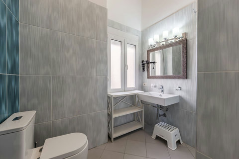 Bathroom 2 (First floor)