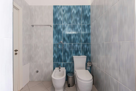 Bathroom 2 (First floor)