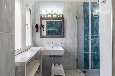 Bathroom 2 (First floor)