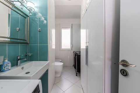 Bathroom 1 (Ground floor)
