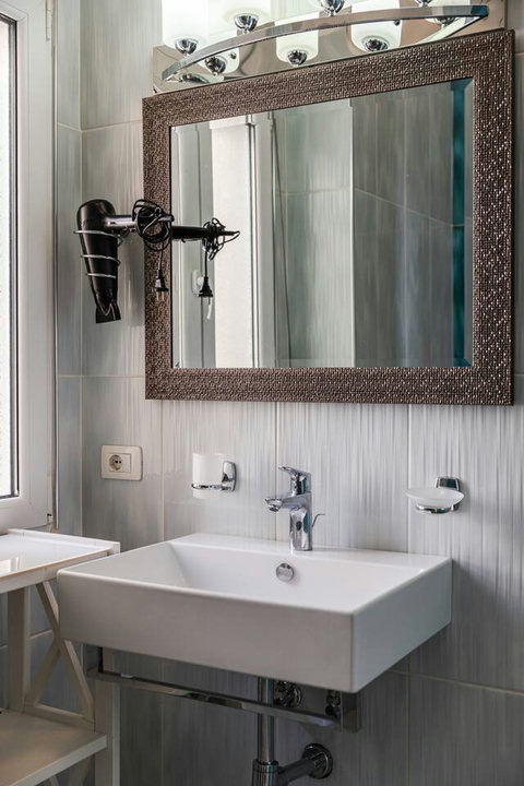 Bathroom 2 details (First floor)