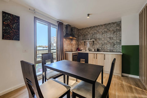 Dining area and fully-equipped kitchen