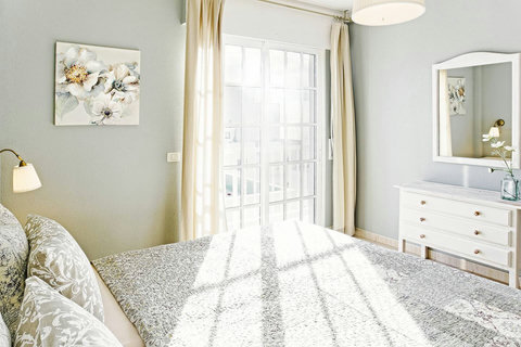 sun shining right in to the bedroom, gorgeous feeling