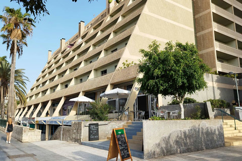 Just 3 minutes’ walk to Playa de Troya and local bars, shops, and promenade.