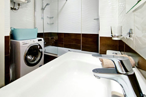 Family-friendly bathroom with bath/shower combo and fresh towels.