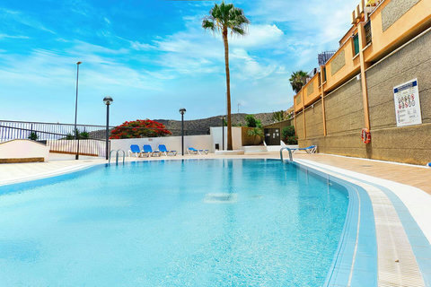 Resort-Style Pool - Dive in to the swimming pool