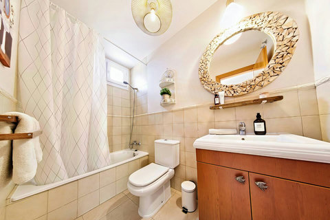 Elegant En-Suite Bathroom