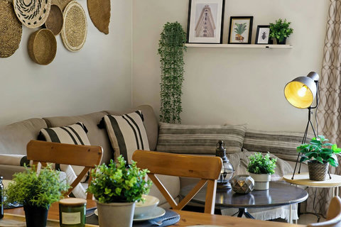 Cozy Multi-Seating Lounge

