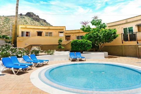Relax by the swimming pool in Altos del Roque