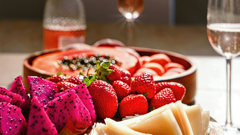 Fresh fruit & cheese with rosé—sunny setup for relaxed evenings.