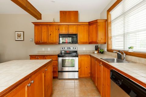 "The kitchen was clean and had all the amenities mentioned."