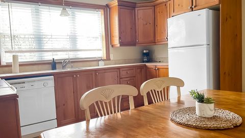 "Fully furnished apartment. So beautiful and spacious. Very well maintained. Super host."