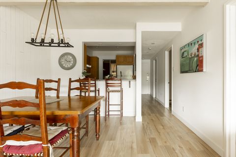 The booking, and self check-in was easy with the instructions provided. The whole place had what you needed, plus plenty of space. Amazing view from the deck, to enjoy the peace away from the city.