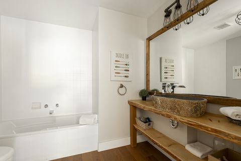 "Beautiful bathrooms, very clean. Very comfortable!"