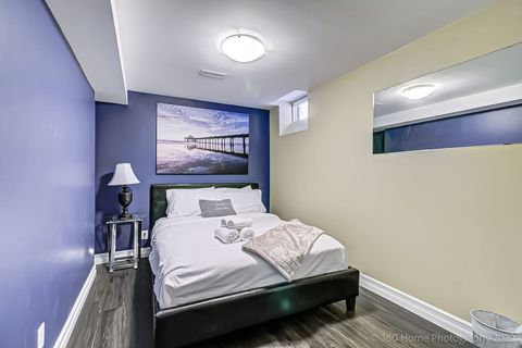 Comfortable queen size bed ideal for 2 guests.