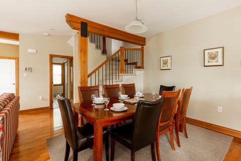 "Excellent rental! Clean, spacious, quiet! Location was excellent. Communication with host was easy and friendly. Highly recommend."