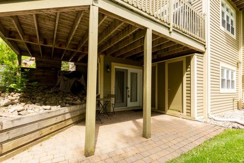 "Great location with beautiful views. The unit is spacious and wonderful, if we had any issues these hosts were easily our heros!"