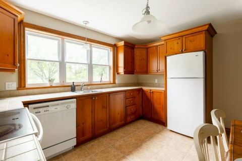 "The kitchen was clean and had all the amenities mentioned."