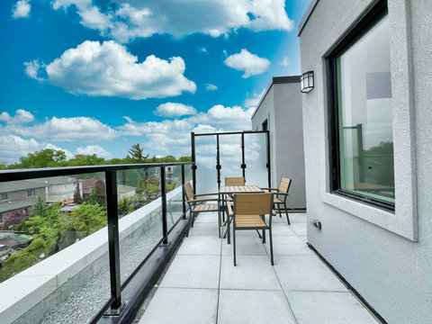 Take in the sweeping vista from the top of the house, where a bird's-eye view reveals the sprawling grounds and picturesque landscape that surrounds you. Experience the beauty of the great outdoors in all its glory. 🏡🌿☀️