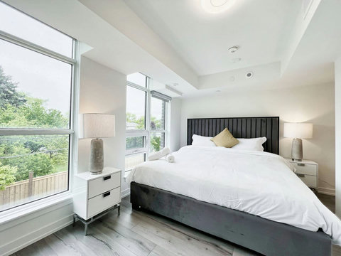 Fall asleep to the twinkling lights outside and wake up to picturesque views in this dreamy bedroom retreat. Your peaceful escape awaits! 🌿💤