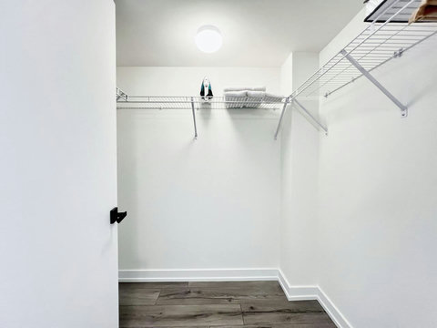 Dedicated hanging area to keep your wardrobe tidy and accessible