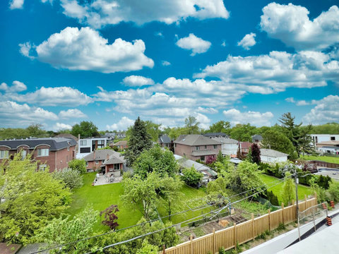 Calm neighborhood with wide, pleasant surroundings to explore