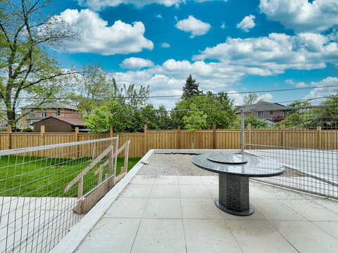 Explore the lush surroundings of this compound, where nature and tranquility blend seamlessly. Enjoy the peaceful atmosphere and the beauty of the outdoors at every turn