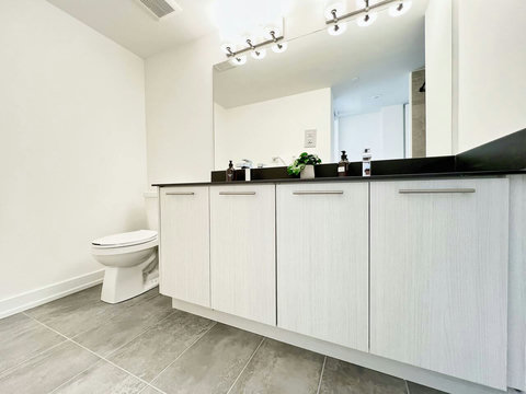 Fresh and tidy bathroom space with everything you need.