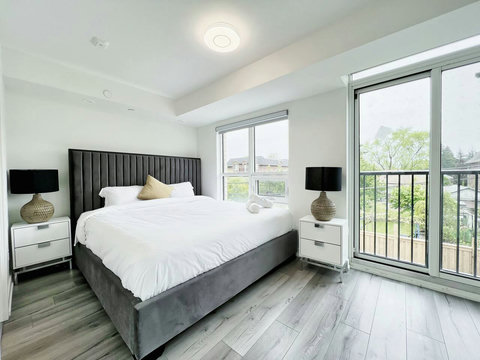 Fall asleep to the twinkling lights outside and wake up to picturesque views in this dreamy bedroom retreat. Your peaceful escape awaits! 🌿💤