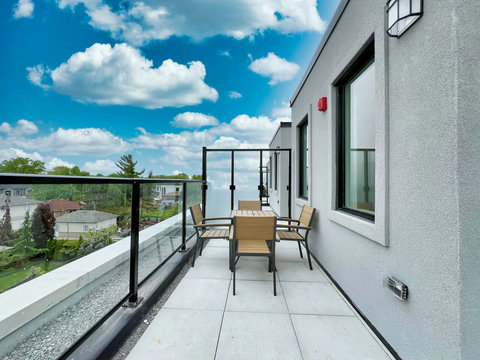 Explore the lush surroundings of this compound, where nature and tranquility blend seamlessly. Enjoy the peaceful atmosphere and the beauty of the outdoors at every turn