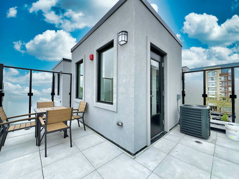 Take in the sweeping vista from the top of the house, where a bird's-eye view reveals the sprawling grounds and picturesque landscape that surrounds you. Experience the beauty of the great outdoors in all its glory. 🏡🌿☀️