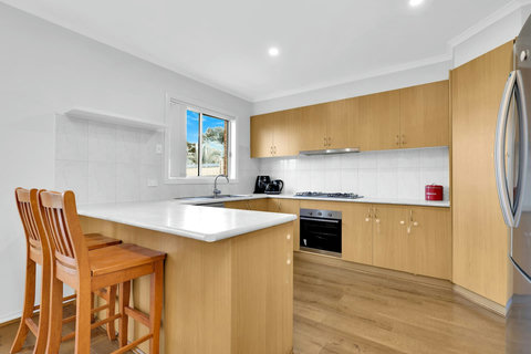 Please Kindly Note that the main oven is out of order so a mini over the counter oven is provided.