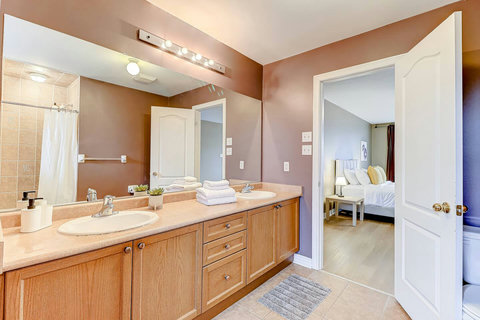 Attached en-suite bathroom.