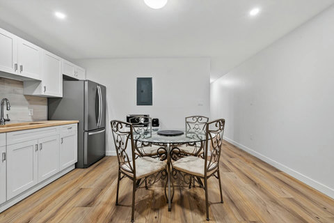 Clean and fully equipped kitchen ready for cooking and everyday convenience.