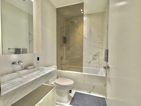 Fresh and tidy toilet and bath space to refresh and recharge.