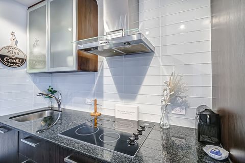 Nice little studio room, with an amazing view. Relatively clean, good and kind communication from the host