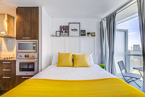 Excellent spot. We were two with our 1-year-old. The location was everything. We will definitely stay here again on our next venture to Toronto.