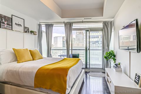 This place was amazing, super clean, and had an amazing view from the balcony. The host was very responsive and communicated very well. The process for check-in and out was very simple and efficient! I would definitely stay here again and recommend