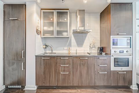 Beautiful place, with a high floor, an unbelievable view, an unreal location, and overall a great experience.