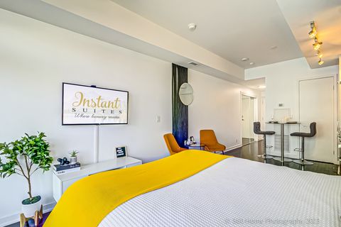 I had an excellent stay at this Airbnb. It was clean and tidy when I arrived and everything I needed to cook and clean was available. The space was quiet and private.