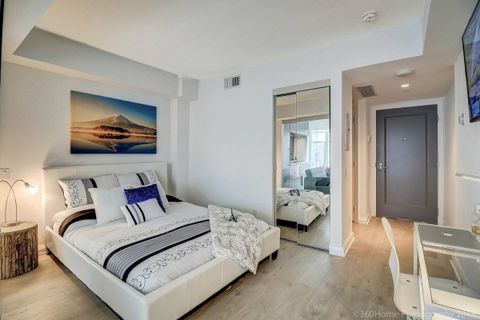 Sana’a place has possibly the best location in my opinion - right above Whole Foods, steps away from major department stores, restaurants, and book stores. The museum and the Queen’s Park are just right away as well. In terms of the hosting,