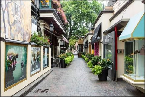 There are already many things to do in the surrounding area. The condo was very clean, warm feeling and the host was very on top of communication.