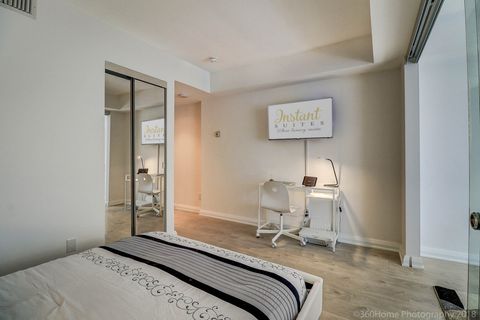 The location is perfect! Near subways stations, restaurants and very good neighbors… Toronto is amazing, even better when you have a nice host!