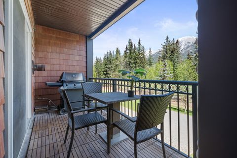 We stayed at Instant Suites for 2 nights. The email we received to help us find the place and how to check in was very helpful! (Step by step directions with pictures to help us) It was a nice place overall with a nice Mountain View from the deck.