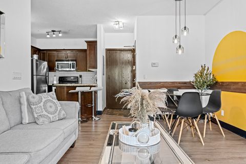 Clean and comfortable place to stay in Canmore. Walking distance to downtown. Pool and hot tub was a hit with the kids. Host is excellent to deal with.