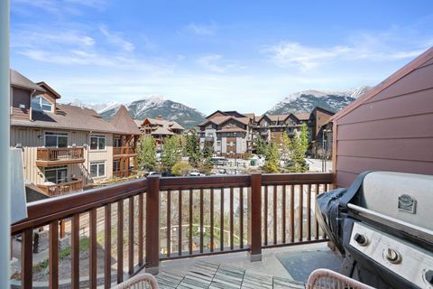 "Nice little patio with a natural gas BBQ facing the mountains and the hot tub right below us !"